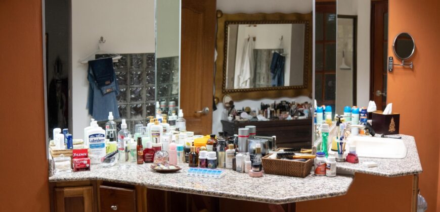 This beautiful, spacious, and airy house with green areas is for sale, negotiable!