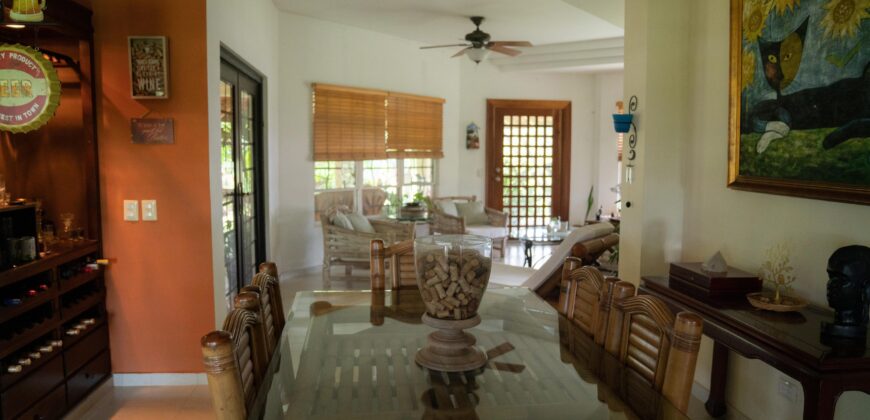 This beautiful, spacious, and airy house with green areas is for sale, negotiable!