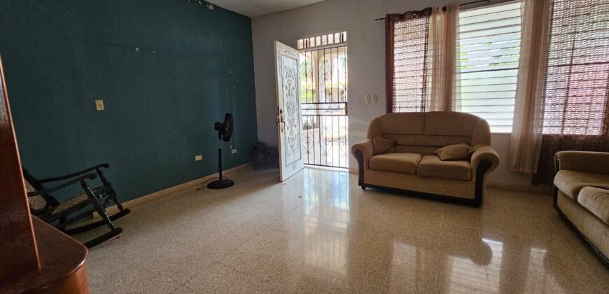 Se vende céntrica y amplia casa en Chitré