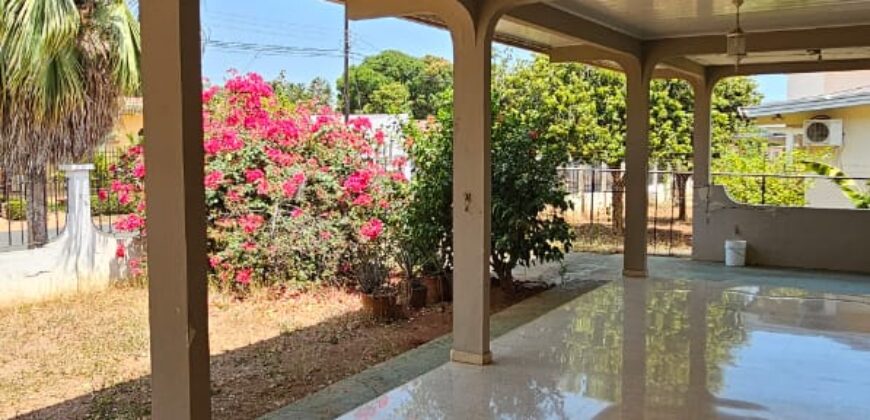 Se vende céntrica y amplia casa en Chitré