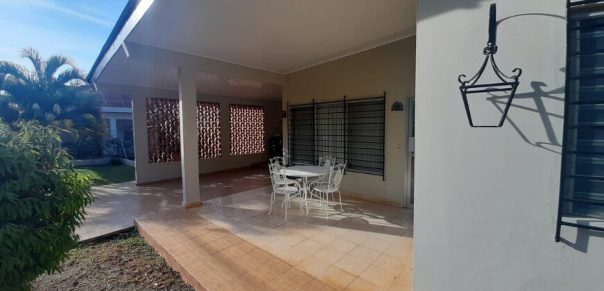 En venta amplia casa en Chitré