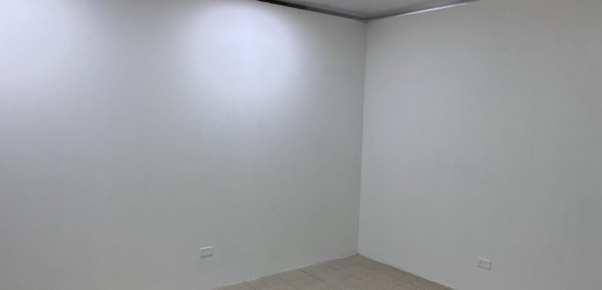 Se alquila local en Metroplaza