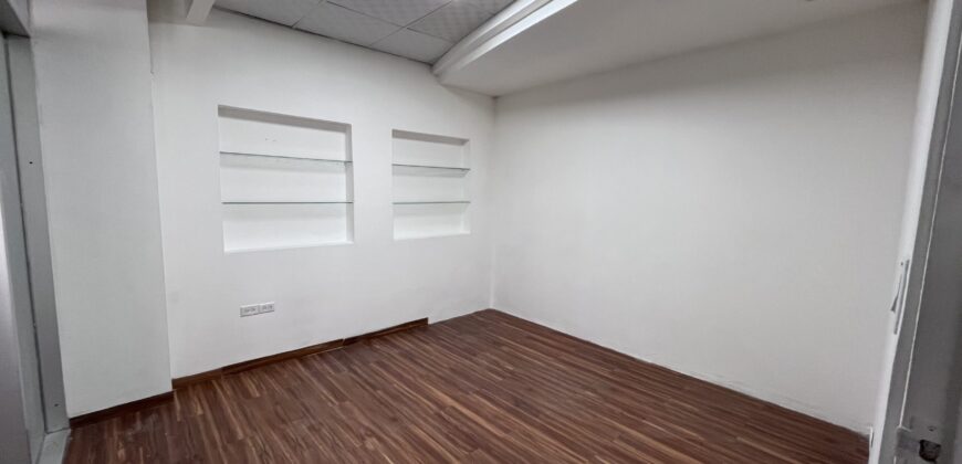 Se alquila local en Metroplaza