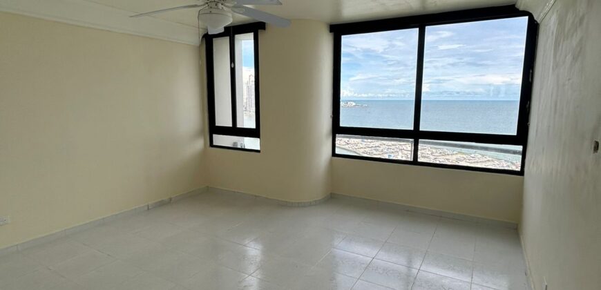 Vendo amplio y hermoso apartamento con vista al mar en Avenida Balboa