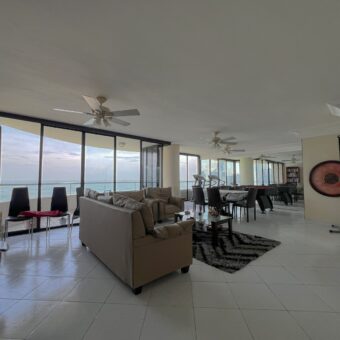 Vendo amplio y hermoso apartamento con vista al mar en Avenida Balboa