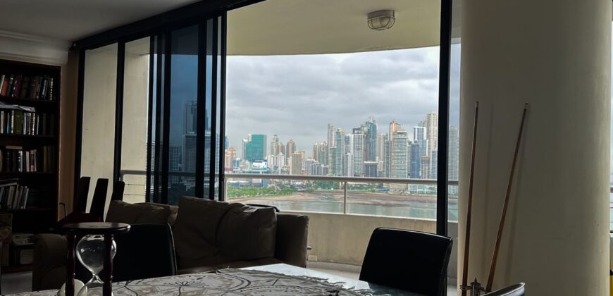 Vendo amplio y hermoso apartamento con vista al mar en Avenida Balboa