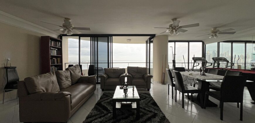 Vendo amplio y hermoso apartamento con vista al mar en Avenida Balboa