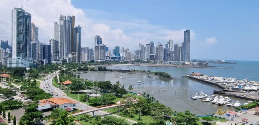 Vendo amplio y hermoso apartamento con vista al mar en Avenida Balboa