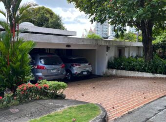 En venta céntrica y amplia residencia, ubicada en Los Ángeles