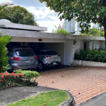 En venta céntrica y amplia residencia, ubicada en Los Ángeles