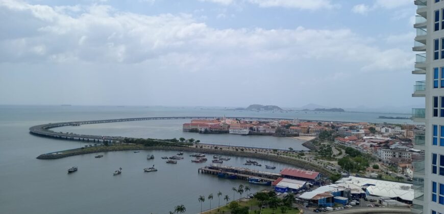Alquilo hermoso apartamento con espectacular vista al mar y al Casco Antiguo