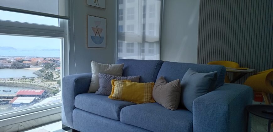 Alquilo hermoso apartamento con espectacular vista al mar y al Casco Antiguo