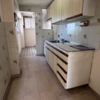 En venta céntrico y amplio apartamento en La Locería