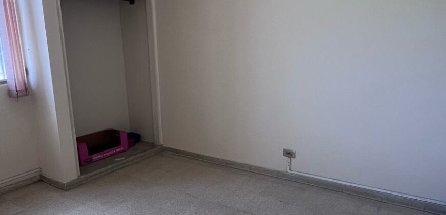 En venta céntrico y amplio apartamento en La Locería