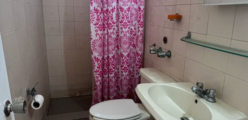 En venta céntrico y amplio apartamento en La Locería