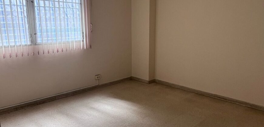 En venta céntrico y amplio apartamento en La Locería