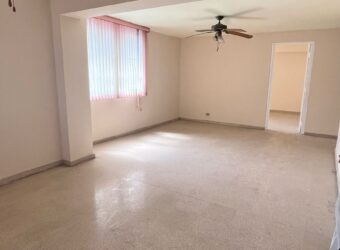 En venta céntrico y amplio apartamento en La Locería