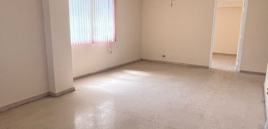 En venta céntrico y amplio apartamento en La Locería