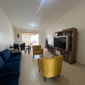 Vendo hermosa residencia en Arboleda, Los Álamos con piscina en área social.