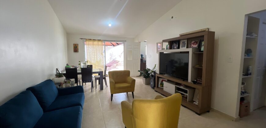 Vendo hermosa residencia en Arboleda, Los Álamos con piscina en área social.