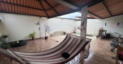 Vendo hermosa residencia en Arboleda, Los Álamos con piscina en área social.