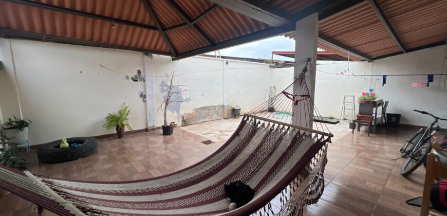 Vendo hermosa residencia en Arboleda, Los Álamos con piscina en área social.