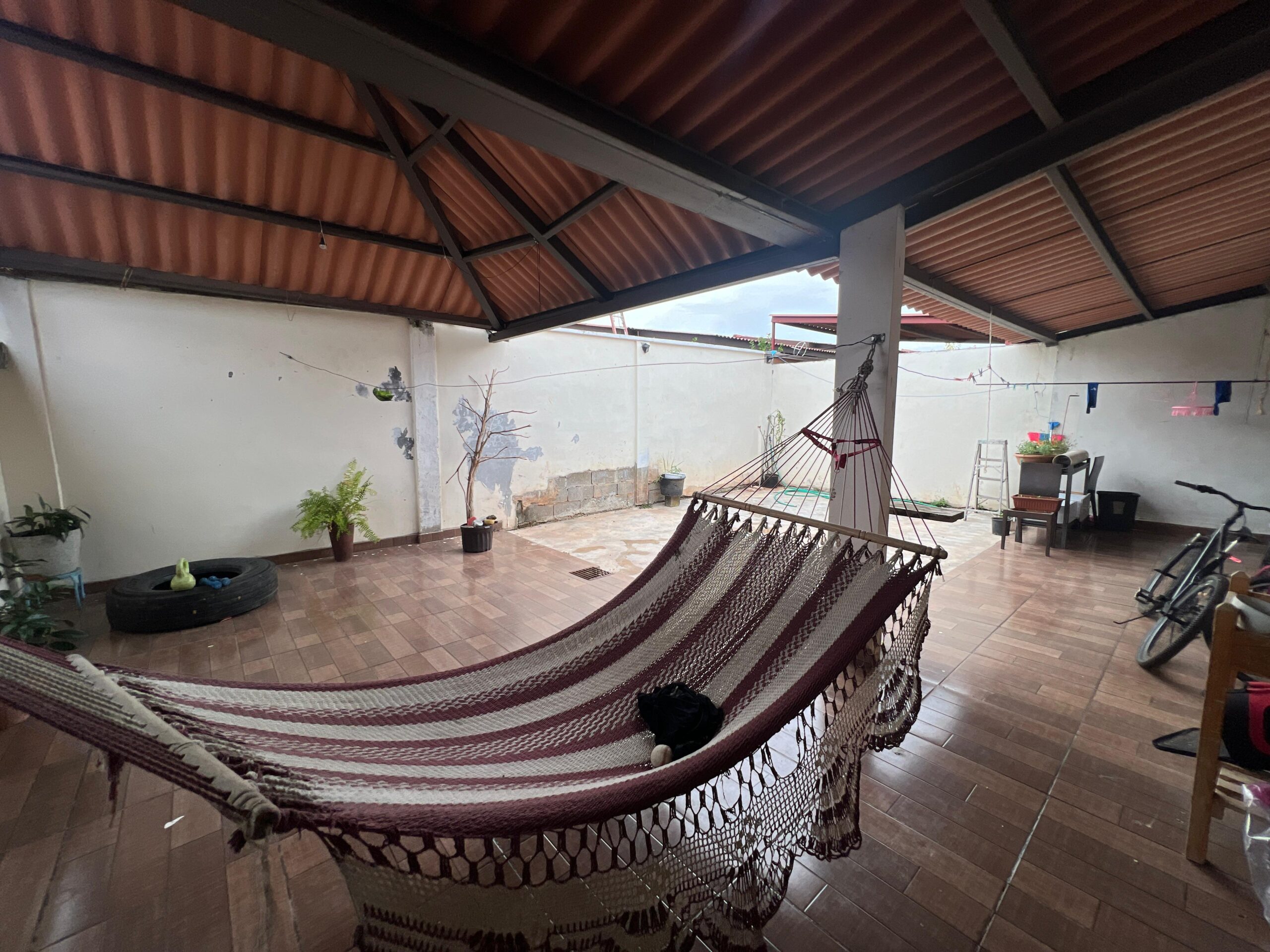 Vendo hermosa residencia en Arboleda, Los Álamos con piscina en área social.