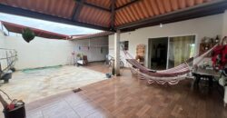 Vendo hermosa residencia en Arboleda, Los Álamos con piscina en área social.