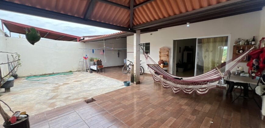 Vendo hermosa residencia en Arboleda, Los Álamos con piscina en área social.