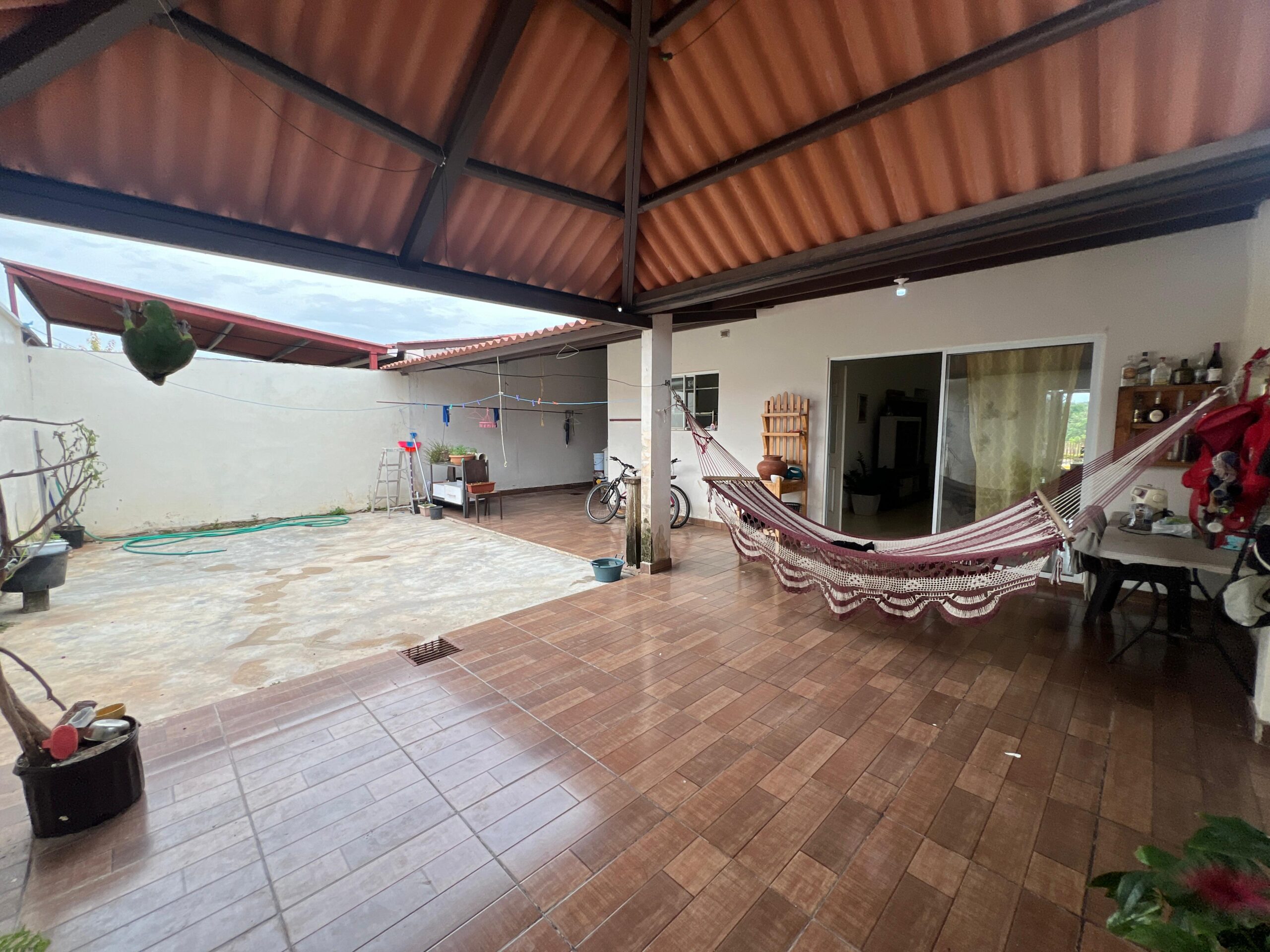 Vendo hermosa residencia en Arboleda, Los Álamos con piscina en área social.