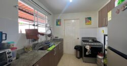 Vendo hermosa residencia en Arboleda, Los Álamos con piscina en área social.