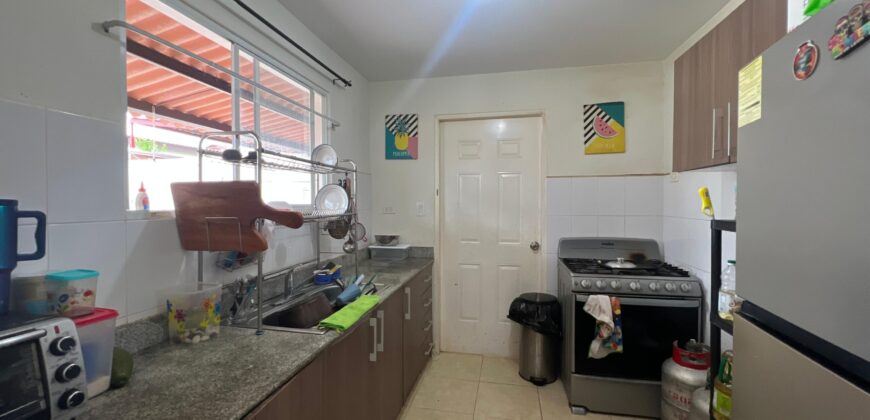 Vendo hermosa residencia en Arboleda, Los Álamos con piscina en área social.