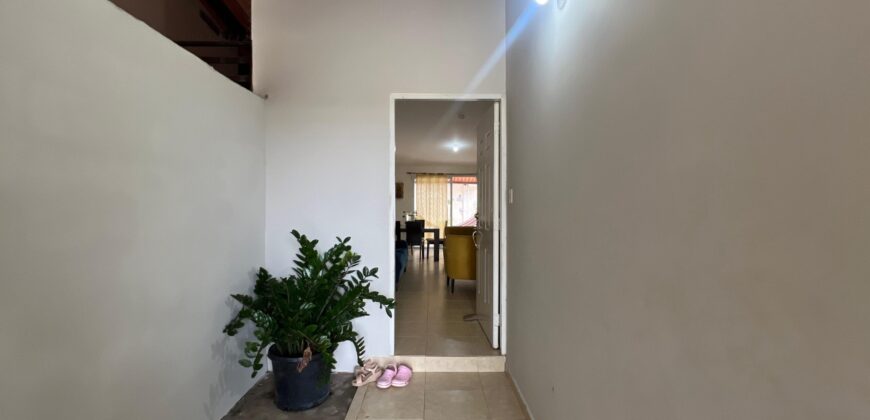 Vendo hermosa residencia en Arboleda, Los Álamos con piscina en área social.