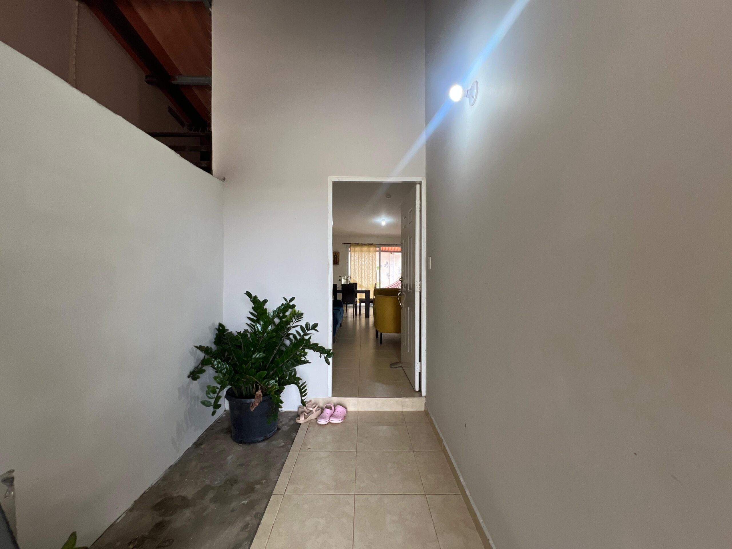 Vendo hermosa residencia en Arboleda, Los Álamos con piscina en área social.