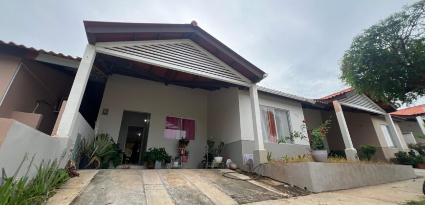 Vendo hermosa residencia en Arboleda, Los Álamos con piscina en área social.