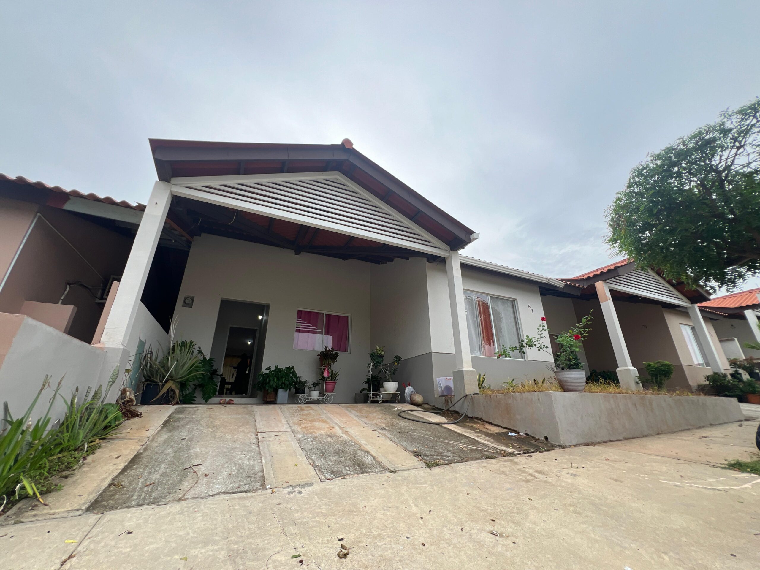 Vendo hermosa residencia en Arboleda, Los Álamos con piscina en área social.