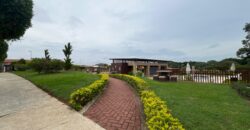 Vendo hermosa residencia en Arboleda, Los Álamos con piscina en área social.