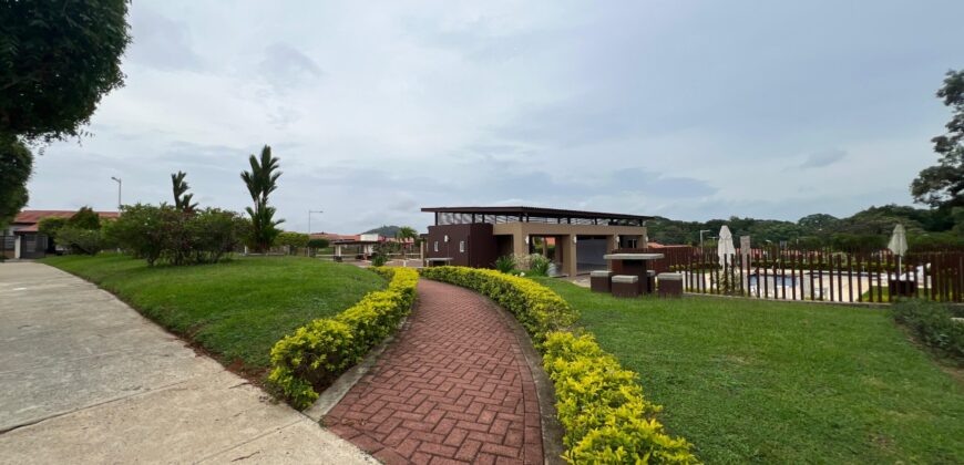 Vendo hermosa residencia en Arboleda, Los Álamos con piscina en área social.
