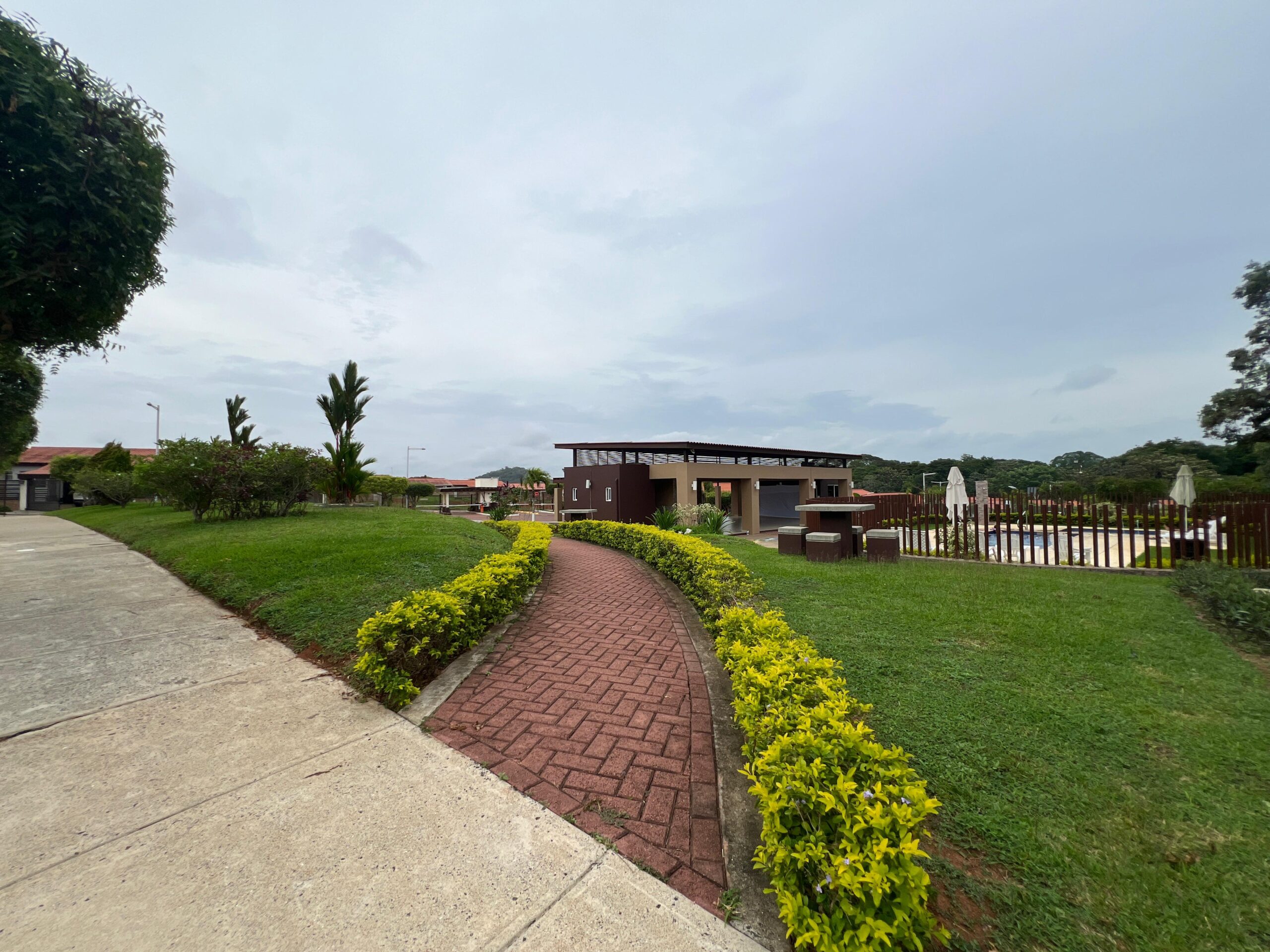 Vendo hermosa residencia en Arboleda, Los Álamos con piscina en área social.