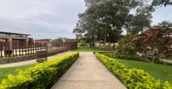 Vendo hermosa residencia en Arboleda, Los Álamos con piscina en área social.