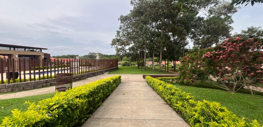 Vendo hermosa residencia en Arboleda, Los Álamos con piscina en área social.