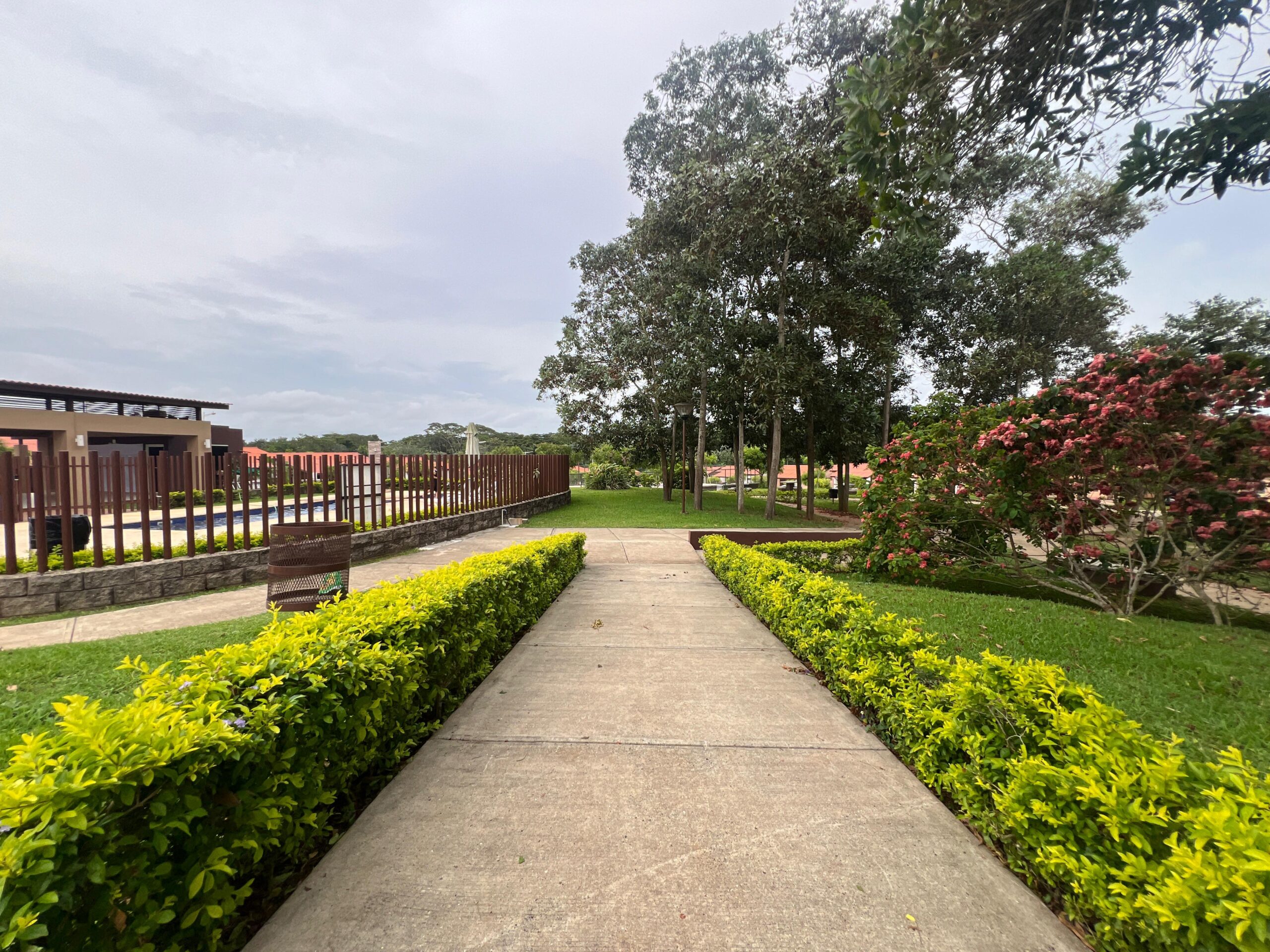 Vendo hermosa residencia en Arboleda, Los Álamos con piscina en área social.