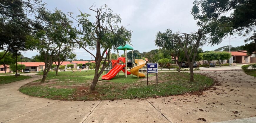 Vendo hermosa residencia en Arboleda, Los Álamos con piscina en área social.