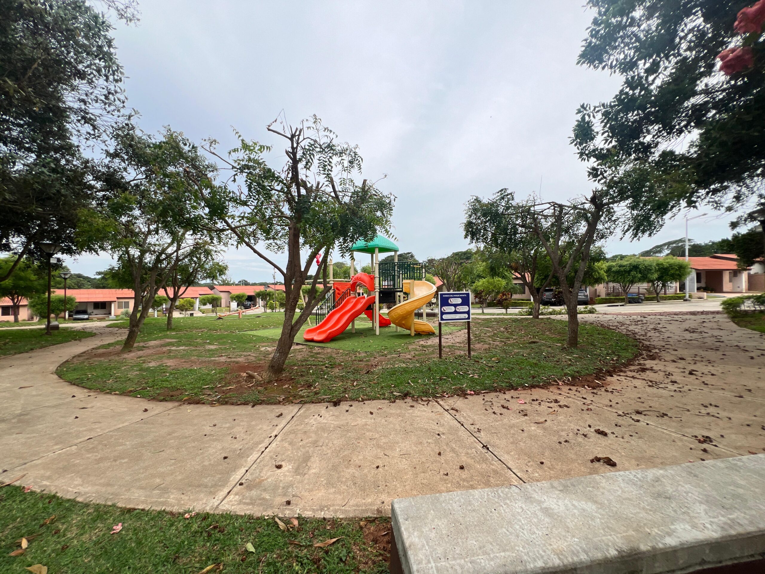 Vendo hermosa residencia en Arboleda, Los Álamos con piscina en área social.
