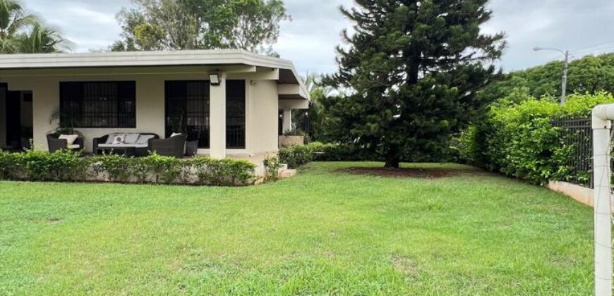 Alquilo con opción a compra hermosa y amplia casa en exclusiva área de Chitré