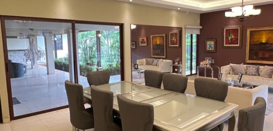 Alquilo con opción a compra hermosa y amplia casa en exclusiva área de Chitré