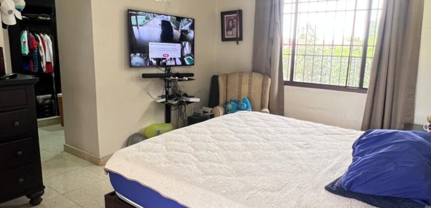 Alquilo con opción a compra hermosa y amplia casa en exclusiva área de Chitré