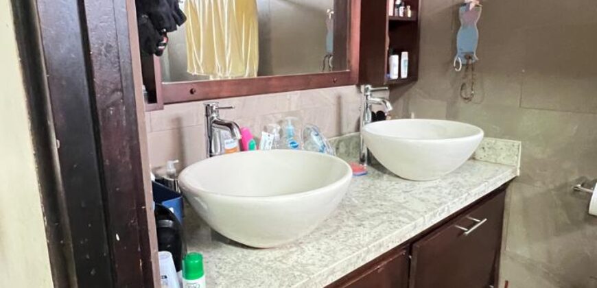 Alquilo con opción a compra hermosa y amplia casa en exclusiva área de Chitré