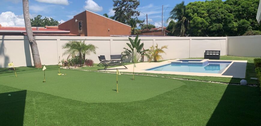 Alquilo con opción a compra hermosa y amplia casa en exclusiva área de Chitré