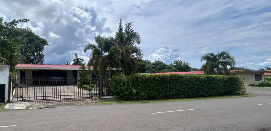 Alquilo con opción a compra hermosa y amplia casa en exclusiva área de Chitré